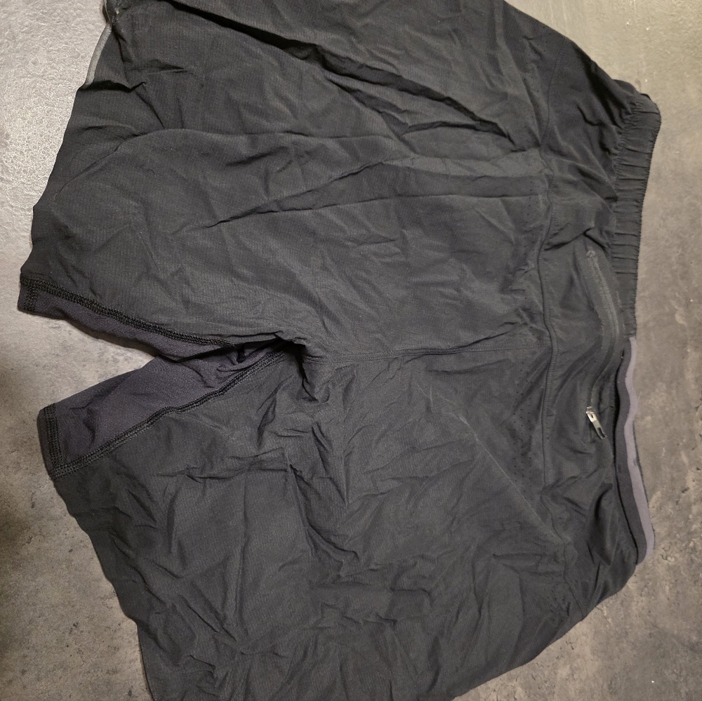 Men's Black 6" Surge Running LULULEMON athletic Gym Shorts Linerless Size LARGE